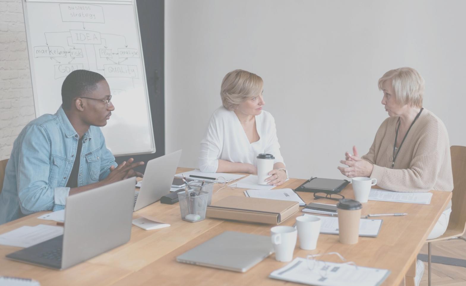 Estudiantes analizando gráficos de trading en taller de logi-dataflow
